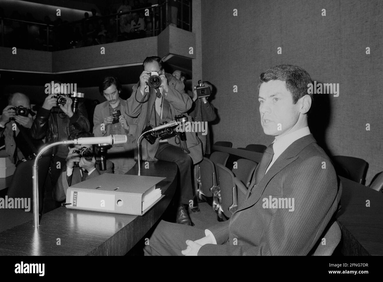 Dieter Zlof dans la salle d'audience comme défendeur dans l'affaire Richard Oetker kidnapping. Les reporters le photographient. [traduction automatique] Banque D'Images