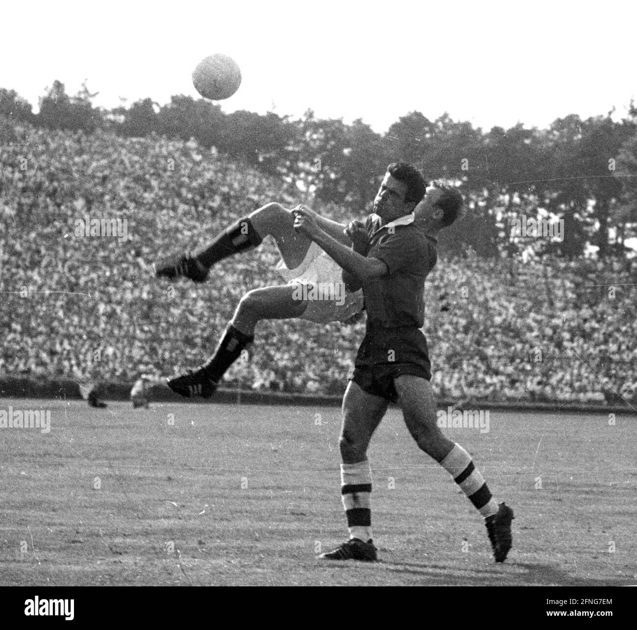 Correspondance finale 1. FC Köln-Hamburger SV 2:3/25.06.1960. Duel. [traduction automatique] Banque D'Images