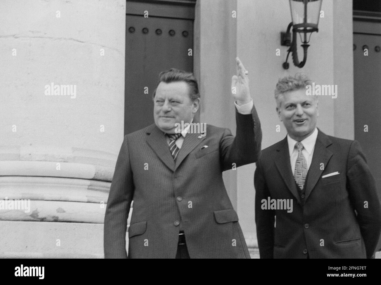 Le Premier ministre bavarois Franz Josef Strauß quitte le Théâtre national de Munich à l'occasion de son 65e anniversaire, en signe d'agaçage avec la foule. [traduction automatique] Banque D'Images