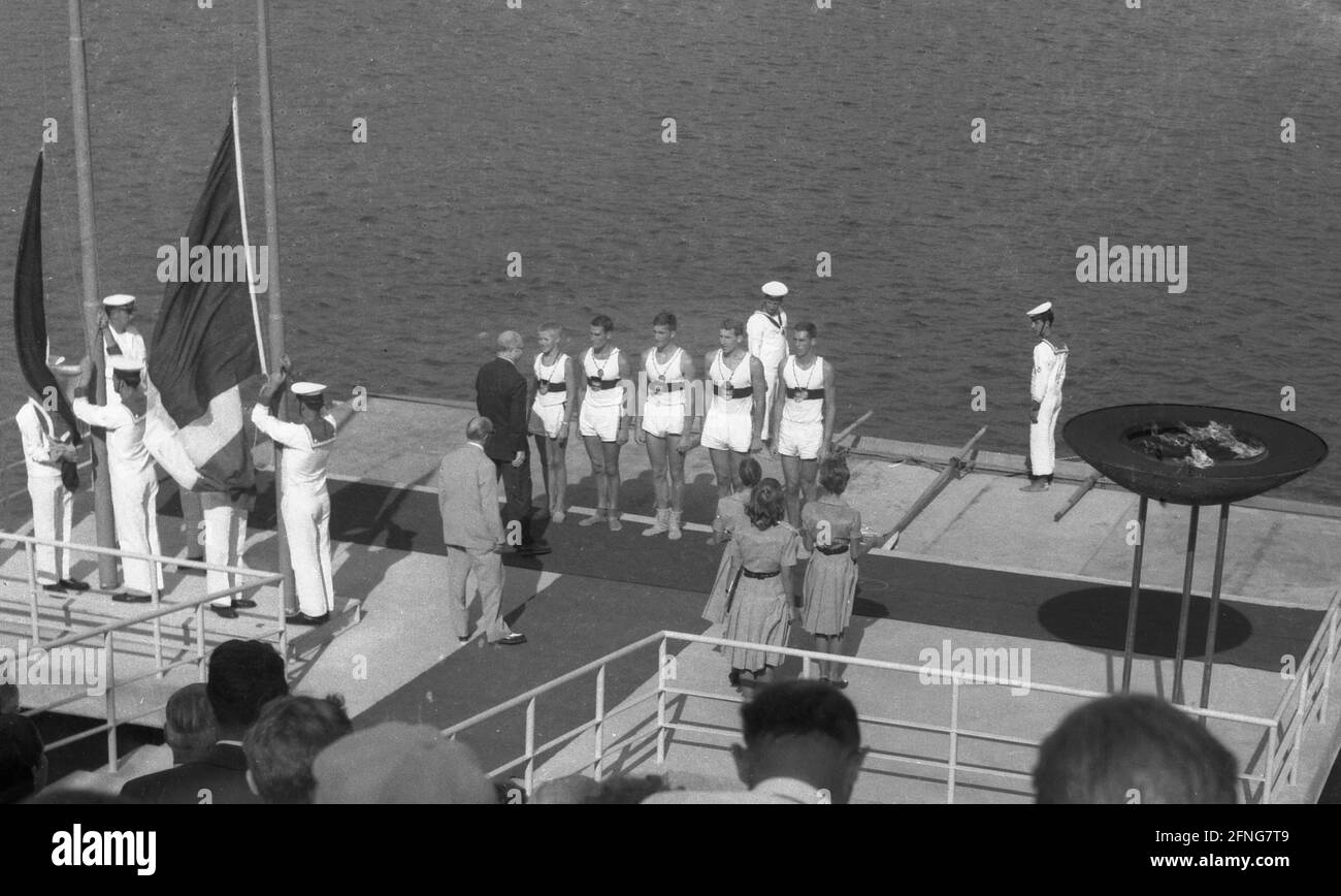 Jeux olympiques d'été 1960 à Rome. Aviron : le quatre du club d'aviron Germania Düsseldorf a remporté la médaille d'or. Lors de la cérémonie de remise des prix de gauche: cox Michael Obst, AVC Jürgen Litz, Klaus Riekmann, Horst Effertz et Gerd Cintl. [traduction automatique] Banque D'Images