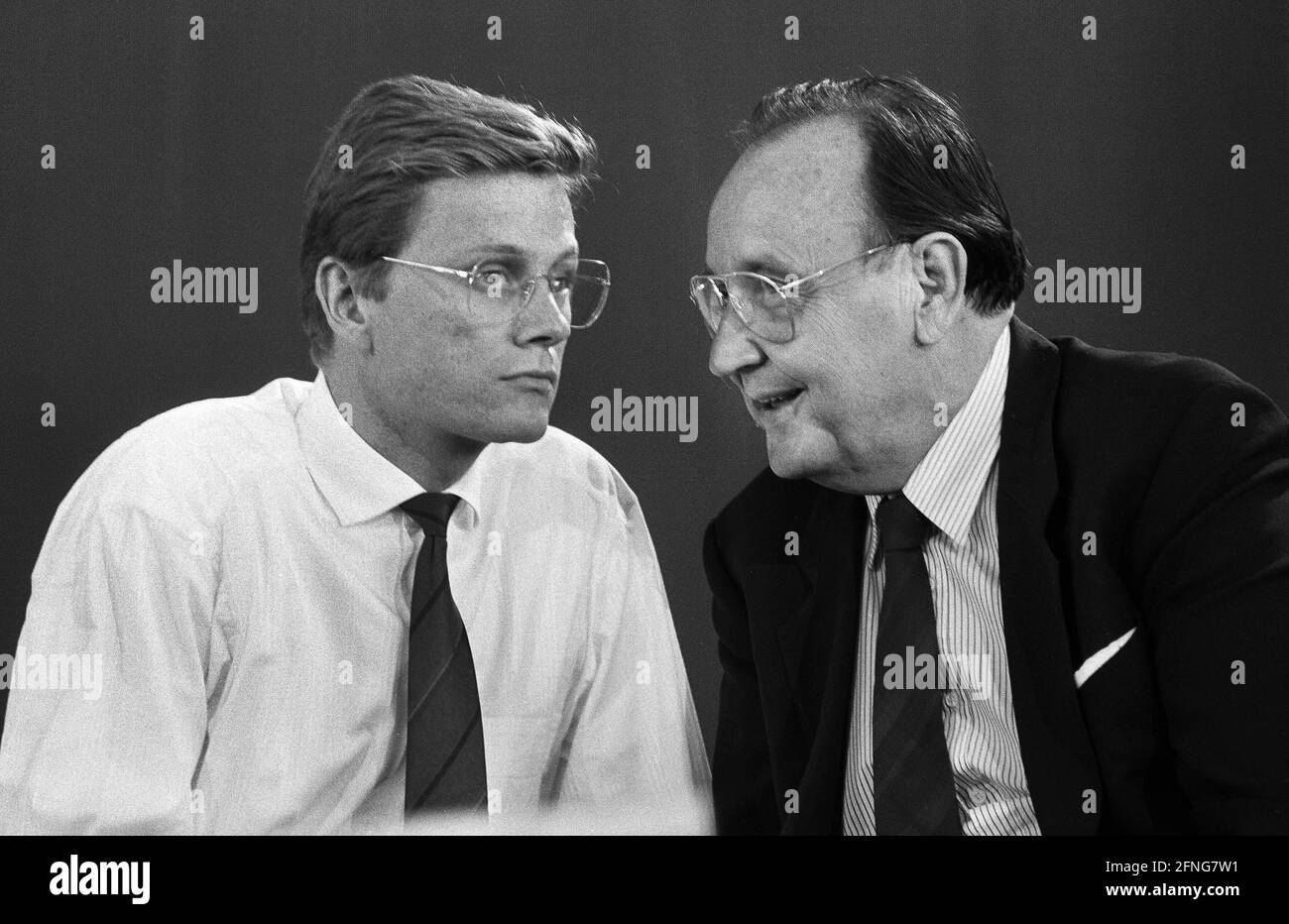 Allemagne, Duisburg, 22.04.1989. Archive No: 07-05-26 FDP Conférence du Parti européen photo: Ministre fédéral des Affaires étrangères Hans-Dietrich Genscher et Guido Westerwelle [traduction automatique] Banque D'Images