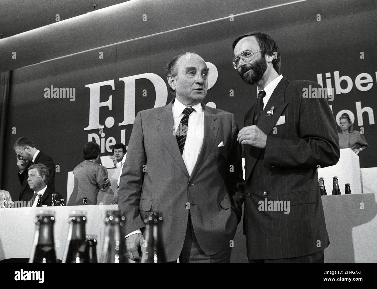 Allemagne, Duisburg, 22.04.1989. Archive No: 07-03-15 Conférence du Parti européen du FDP photo: Otto Graf Lambsdorff, président fédéral du FDP, et Werner Hoyer [traduction automatique] Banque D'Images