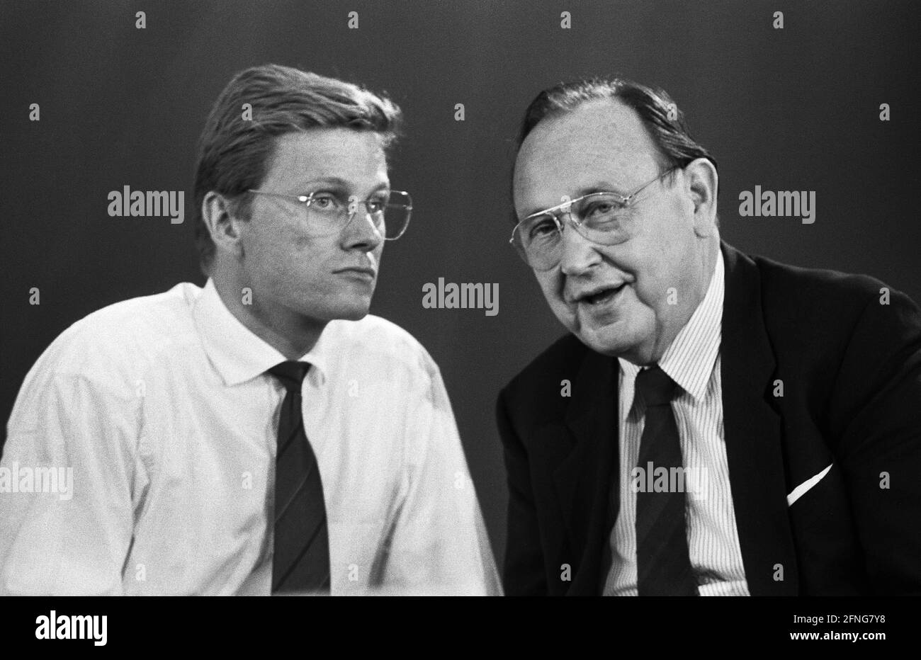 Allemagne, Duisburg, 22.04.1989. Archive No.: 07-05-25 FDP Conférence du Parti européen photo: Ministre fédéral des Affaires étrangères Hans-Dietrich Genscher et Guido Westerwelle [traduction automatique] Banque D'Images