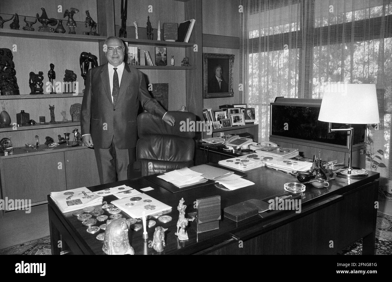 Allemagne, Bonn, 08.09.1989. Archive No.: 08-21-26 photo: Le chancelier fédéral Helmut Kohl dans son bureau de la Chancellerie [traduction automatique] Banque D'Images