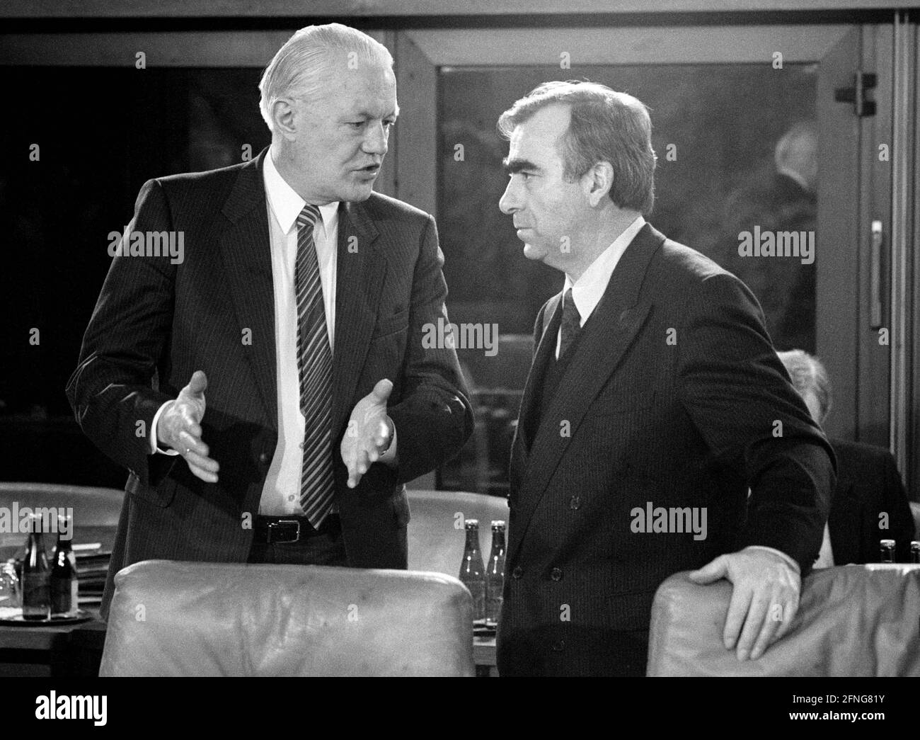 Les ministres fédéraux Gerhard STOLTENBERG ( CDU ) Et Theo WAIGEL ( CSU ) Lors d'une réunion du cabinet en décembre 1989 [traduction automatique] Banque D'Images