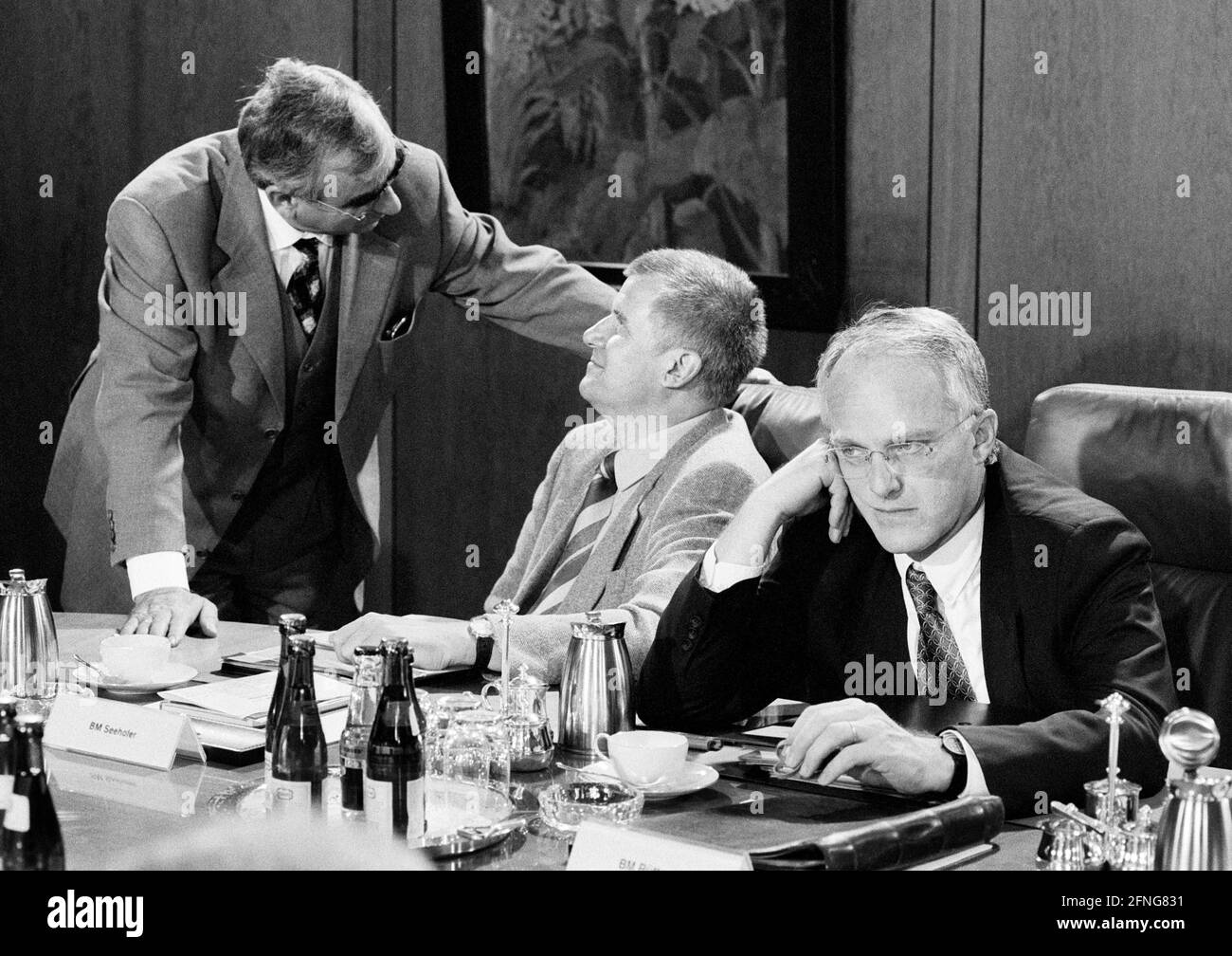 Les ministres fédéraux Theo WAIGEL ( CSU ) , Horst SEEHOFER ( CSU ) et Juergen RUETTGERS ( CDU ) lors d'une réunion du cabinet en septembre 1997. [traduction automatique] Banque D'Images