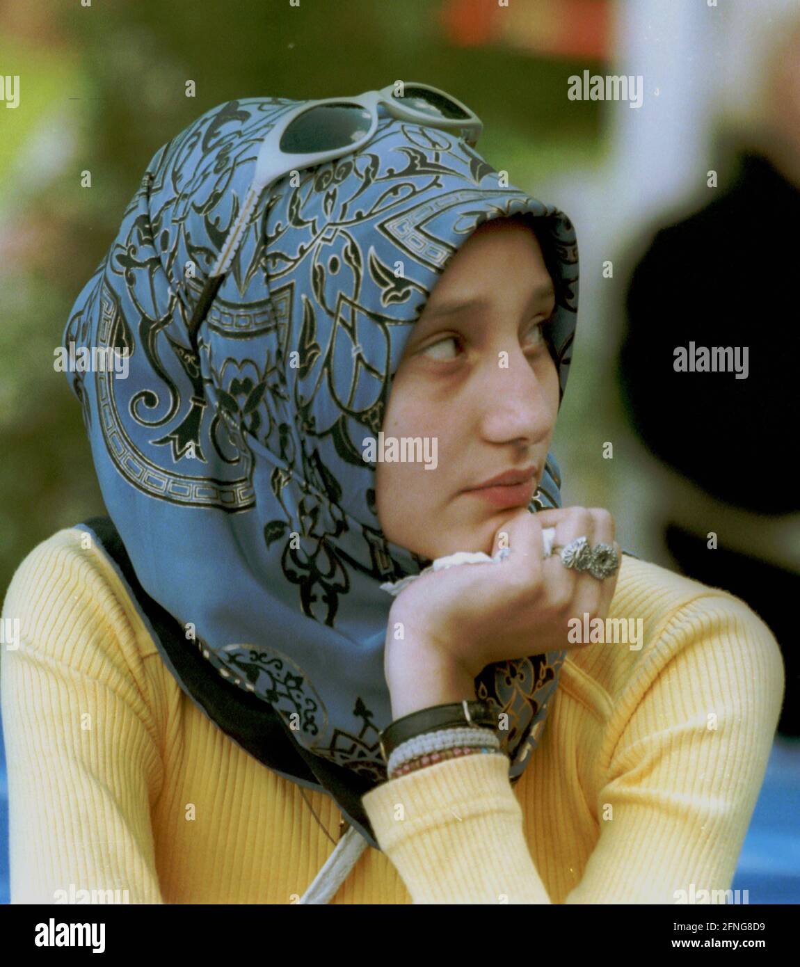 Berlin-bourgs / étrangers / turc / femmes 1997 fille d'école turque avec  foulard à Berlin-Kreuzberg, Kreuzberg jours de fête à Victoriapark //  filles / Islam [traduction automatique] Photo Stock - Alamy