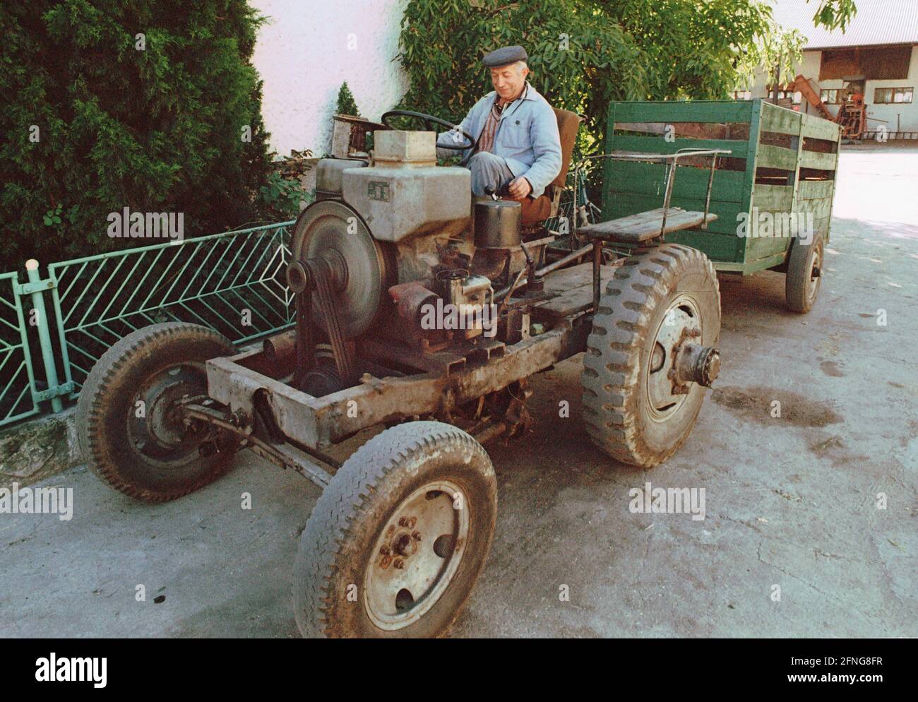 Pologne / Silésie 09 /1993 Opole, pôle allemand avec tracteur auto-fabriqué. A l'époque communiste, les agriculteurs privés étaient désavantagés, par exemple lorsqu'ils achetaient des machines. Ils sont passés à des chevaux, qui n'avaient pas besoin de l'essence d'état, ou à des tracteurs auto-construits. // paysans / communisme / Agriculture / travail / Histoire [traduction automatique] Banque D'Images