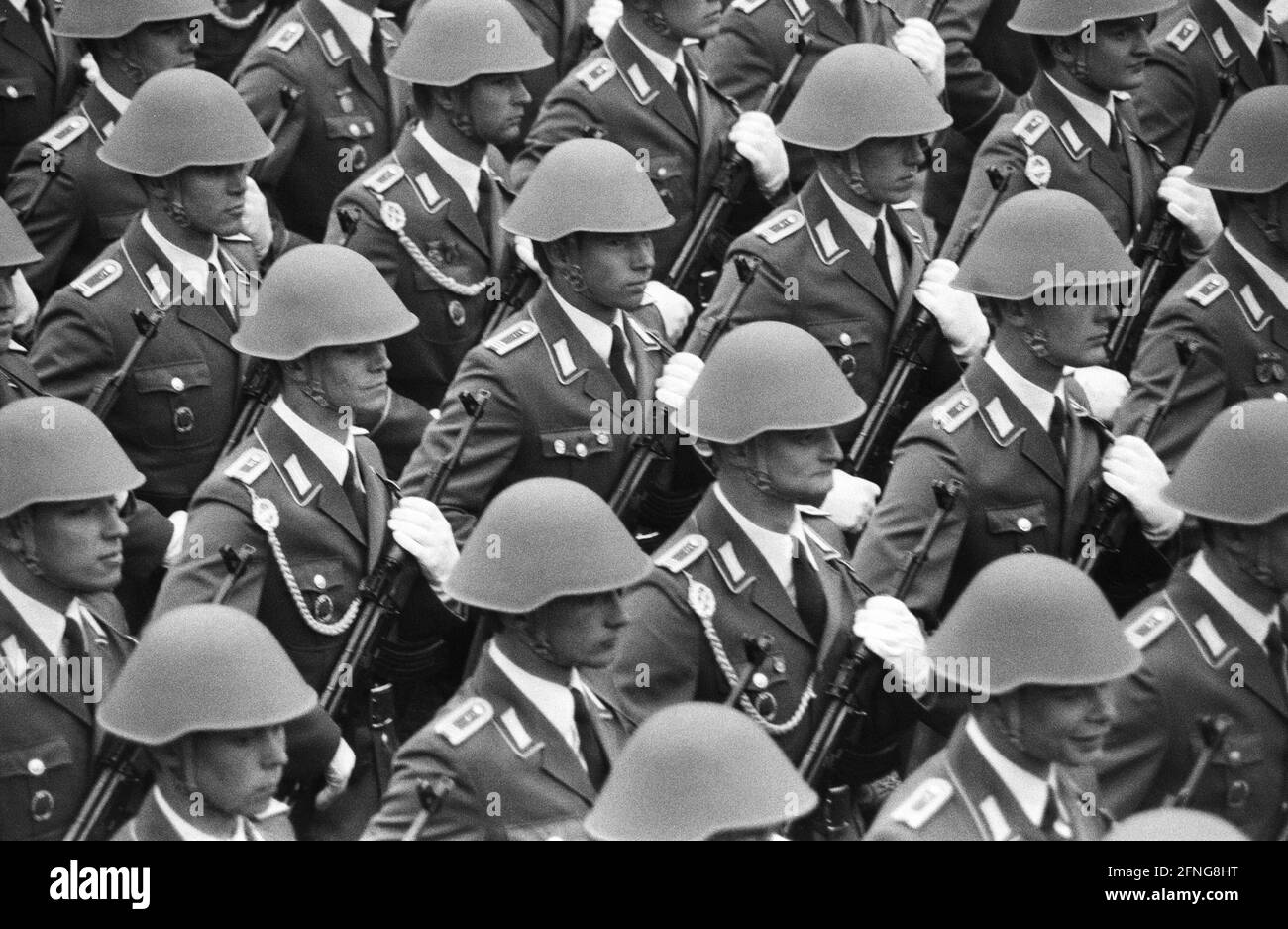 GDR. Berlin est, 08.10.1989. Archive No.: 09-42-04 40e anniversaire de la RDA photo: Soldats de l'Armée populaire [traduction automatique] Banque D'Images