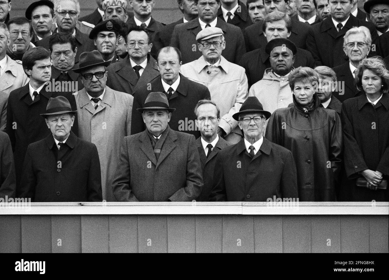 GDR. Berlin est, 08.10.1989. Archive No.: 09-41-12 40e anniversaire de la RDA photo: Erich Honecker (au centre), Mikhaïl Sergueïevitch Gorbatchev (au centre), Raissa Gorbatchev (2e à partir de la droite). [traduction automatique] Banque D'Images