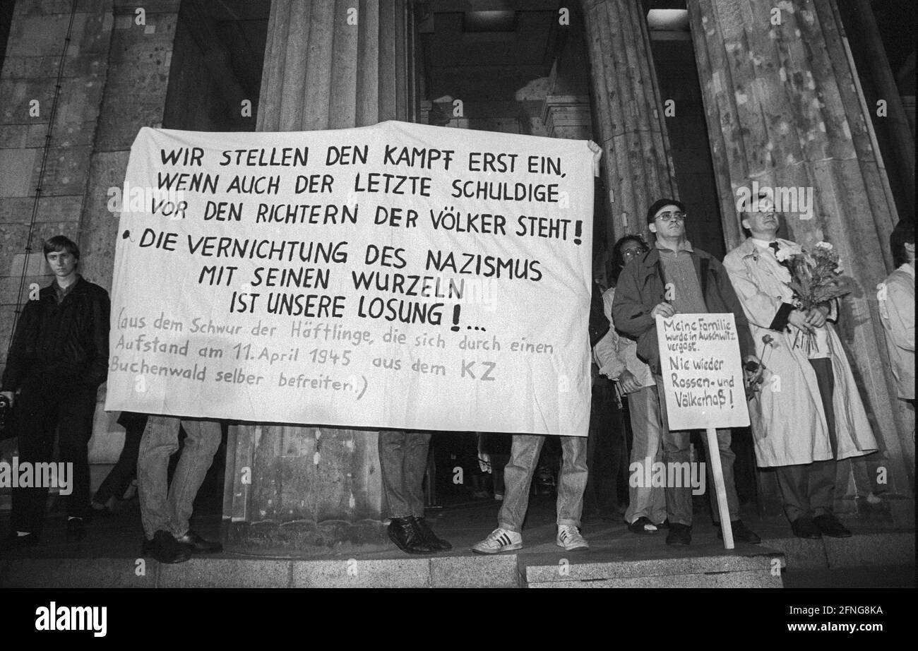 GDR, Berlin, 02.10.1990, célébration de la réunification dans la soirée du 2 octobre à la porte de Brandebourg, antifascistes, [traduction automatique] Banque D'Images