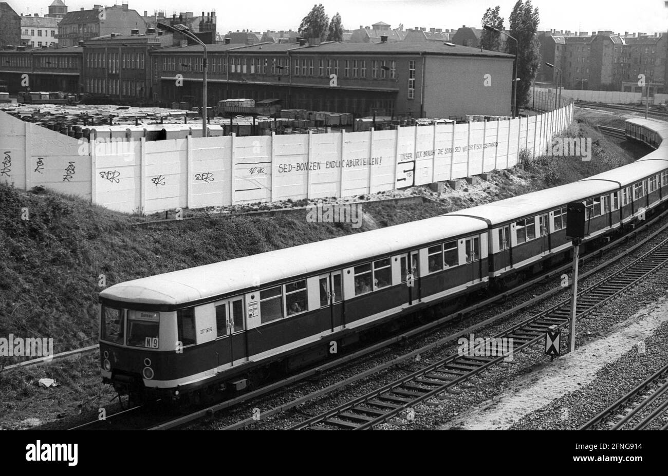 GDR, Berlin, 28.04.1990, vue de Behmbrücke à la ligne de S-Bahn, Schönhauser Allee à Pankow, sur la bretelle Mielke, mur autour de BSR, [traduction automatique] Banque D'Images