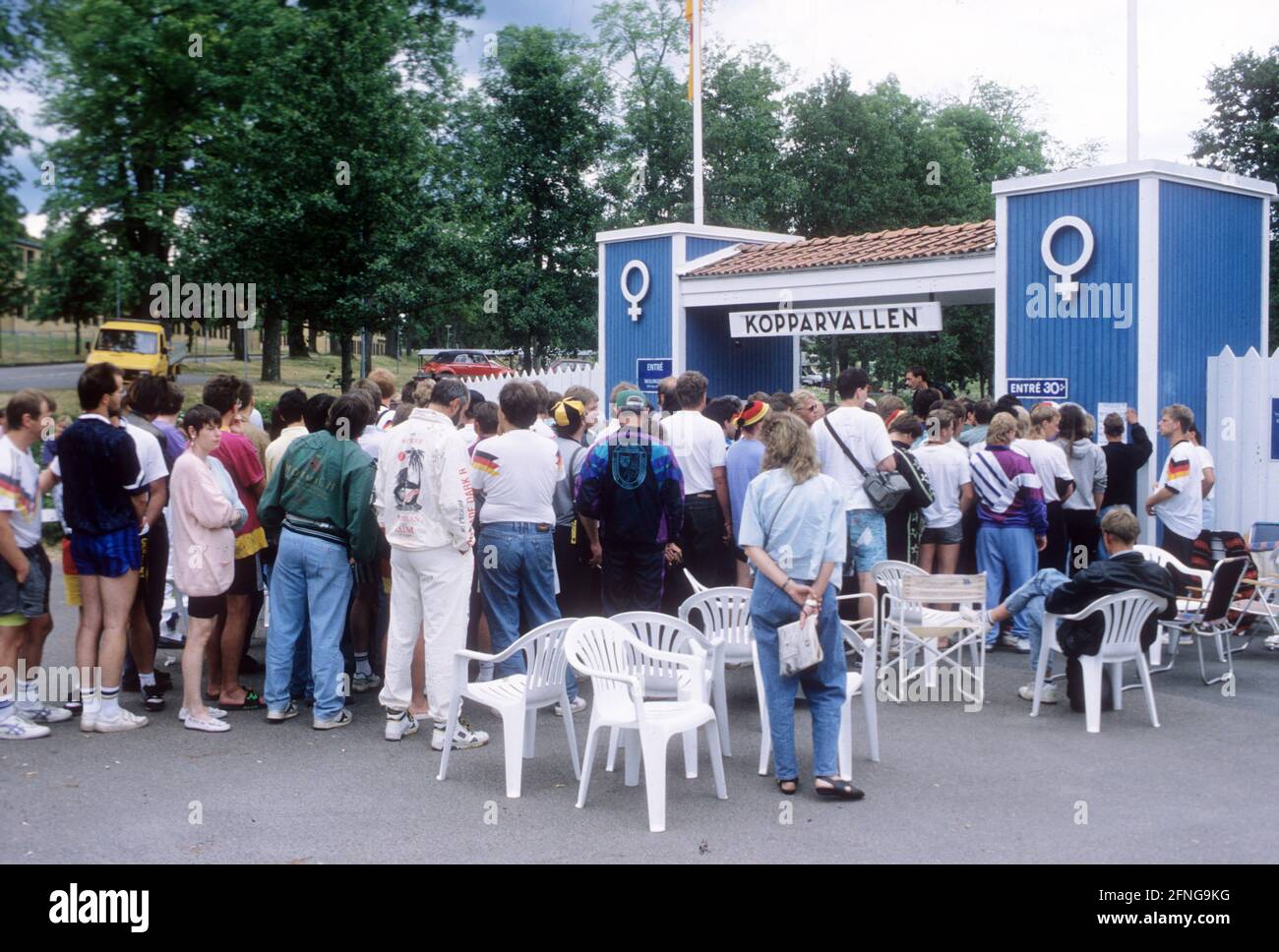 Championnat d'Europe de football 1992 en Suède : les fans allemands attendent au guichet, devant le terrain d'entraînement de l'équipe allemande d'Atvidaberg, pour des billets pour la demi-finale 19.06.1992 [traduction automatique] Banque D'Images