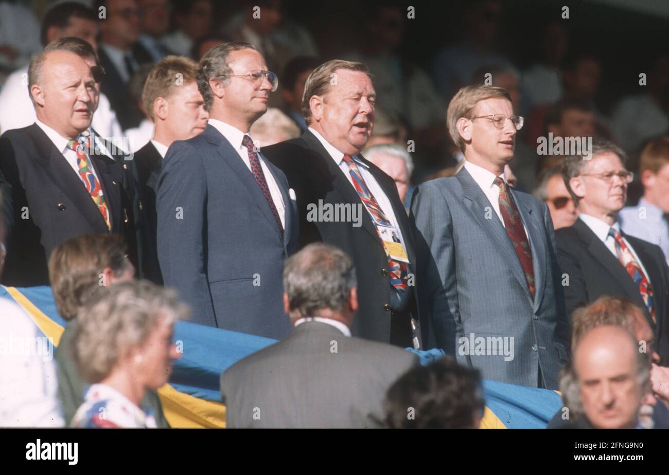 Championnat d'Europe de football 1992 en Suède: Match d'ouverture Suède - France 1:1/10.06.1992 à Stockholm. Le stand VIP du stade Rasunda à Stockholm. Le roi Carl Gustav (2e à partir de la gauche) et le président de l'UEFA, Lennart Johansson, chantant l'hymne national. [traduction automatique] Banque D'Images