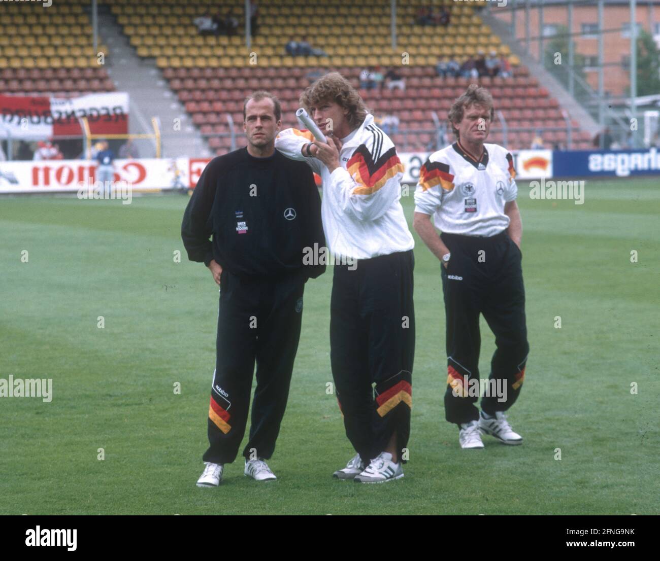 Championnat européen de football 1992 en Suède : Ecosse - Allemagne 0:2/ 15.06.1992 à Norrköping. Michael Frontzeck et Michael Schulz inspectent le terrain du stade Idrottspark. A droite : Sepp Maier, entraîneur du gardien de but. [traduction automatique] Banque D'Images