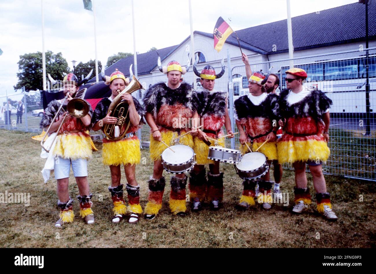 Championnat européen de football 1992 en Suède : groupe musical allemand devant l'hôtel Stalet à Atvidaberg. 09.06.1992. [traduction automatique] Banque D'Images