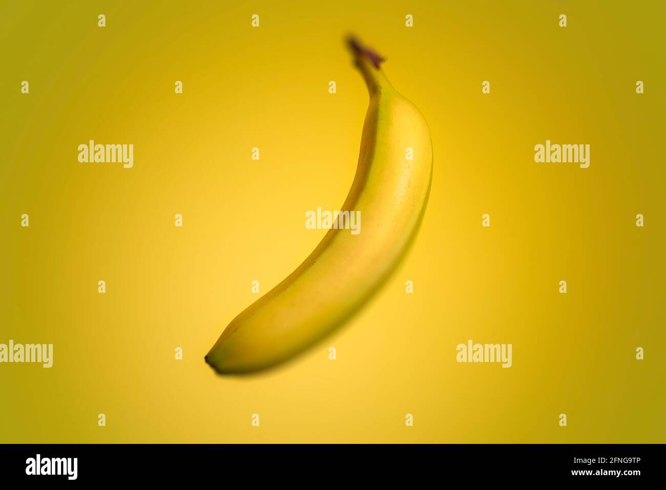 Banane sur fond jaune gradué Banque D'Images