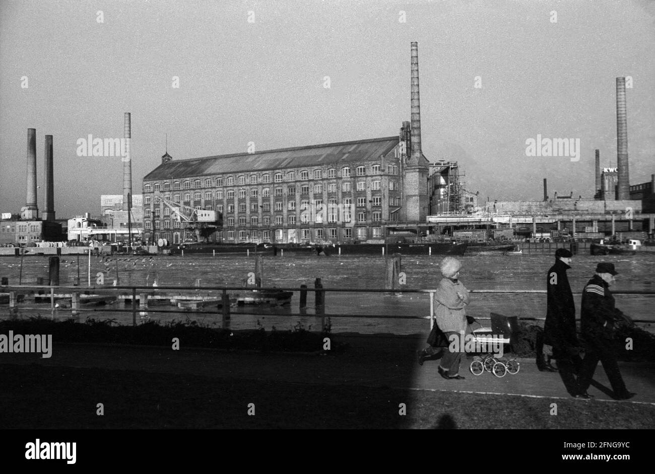 Allemagne, Berlin, 02.02.1991, zone industrielle Oberschöneweide, vue sur la rivière Spree au KWO (Kabelwerk Obersfree), [traduction automatique] Banque D'Images