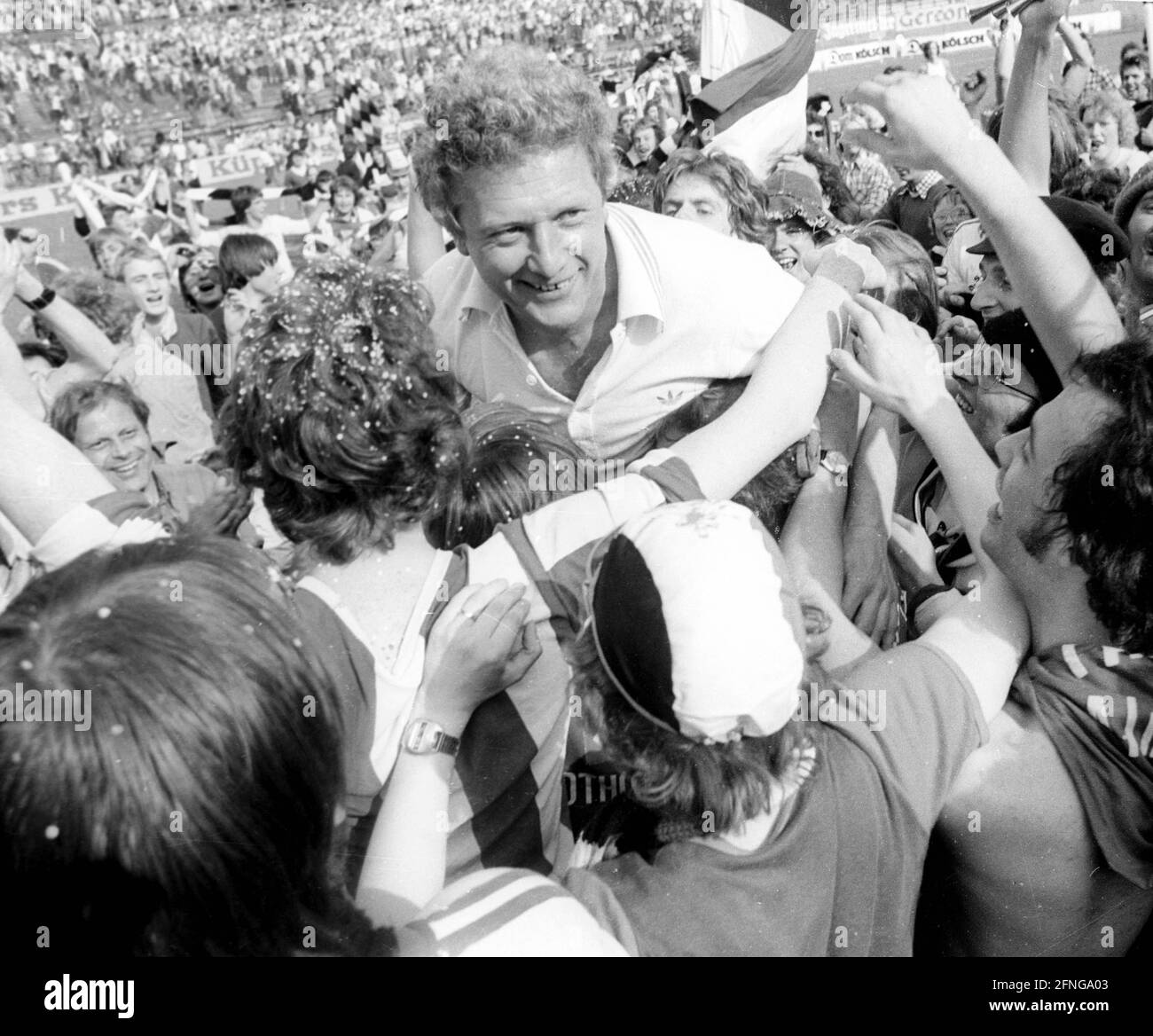 DSC Arminia Bielefeld promu au premier Bundesliga après une victoire 2:0 sur Fortuna Cologne le 27.05.1978. L'entraîneur Karl-Heinz Feldkamp (Arminia) est célébré par les fans. [traduction automatique] Banque D'Images