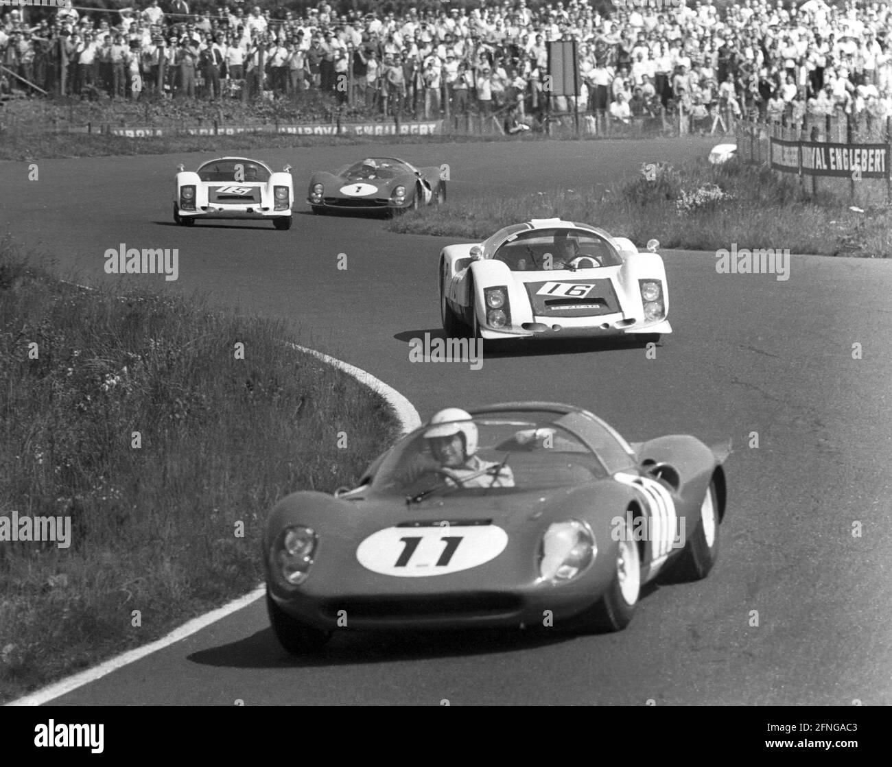 Course de 1000km sur le Nürburgring 05.06.1966. À l'avant n° 11 Ferrari Dino 206S de Ludovico Scarfiotti et Lorenzo Bandini derrière le no 16 Porsche 906E d'Udo Schütz et Günter Klass [traduction automatique] Banque D'Images