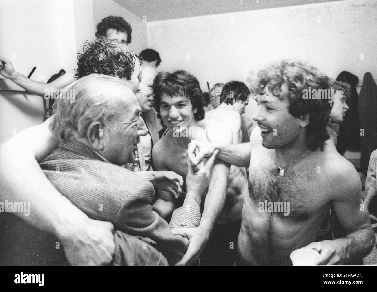 MTV Ingolstadt - 1. FC Nürnberg / 25.05.1980/ les joueurs de la FCN célèbrent la promotion dans le dressing. Au milieu de Reinold Hintermaier, LES RÉGLEMENTATIONS DFL INTERDISENT TOUTE UTILISATION DE PHOTOGRAPHIES COMME SÉQUENCES D'IMAGES ET/OU QUASI-VIDÉO [traduction automatique] Banque D'Images