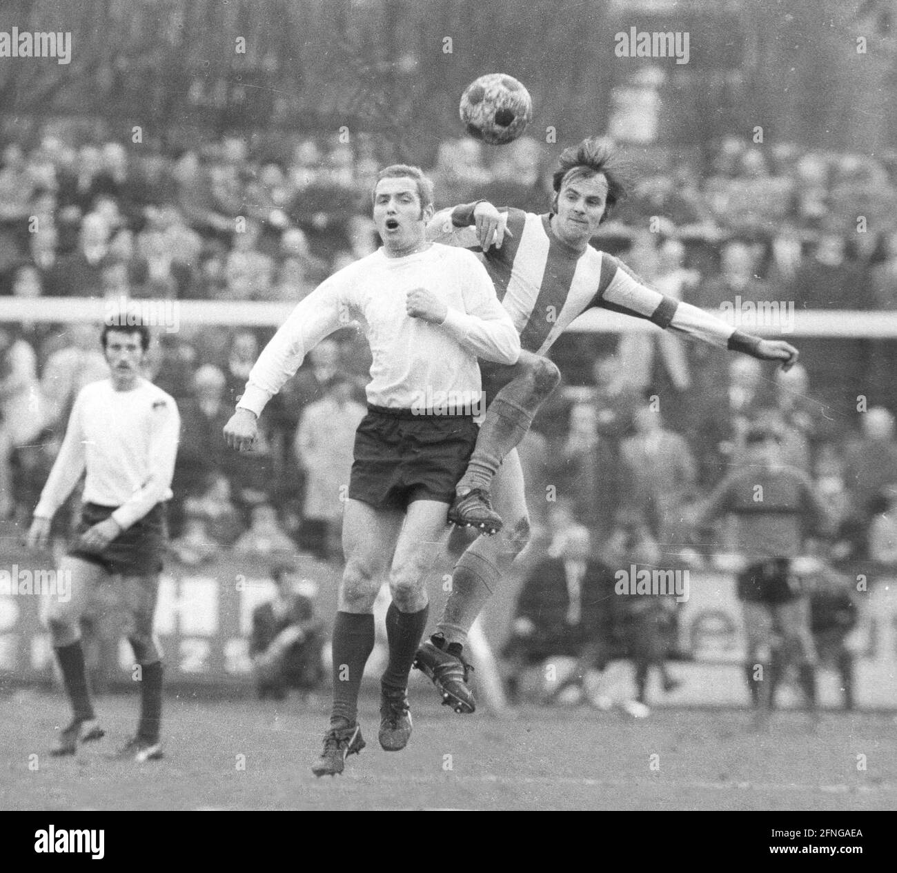 Regionalliga Ouest 1969/70. ETB Schwarz-Weiß Essen - Arminia Bielefeld 0:1/12.04.1970. Tête d'action GERD Roggensac (BLF/dos/jersey rayé), adversaire. [traduction automatique] Banque D'Images