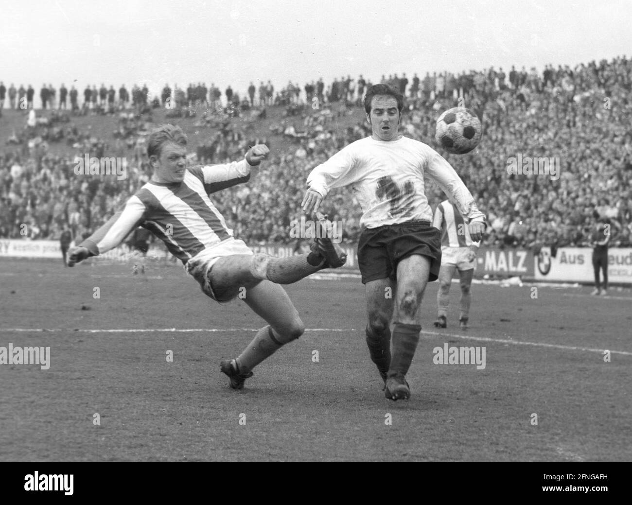 Regionalliga Ouest 1969/70. ETB Schwarz-Weiß Essen - Arminia Bielefeld 0:1/12.04.1970. Horst Wenzel (gauche/Bielefeld) efface l'action. [traduction automatique] Banque D'Images
