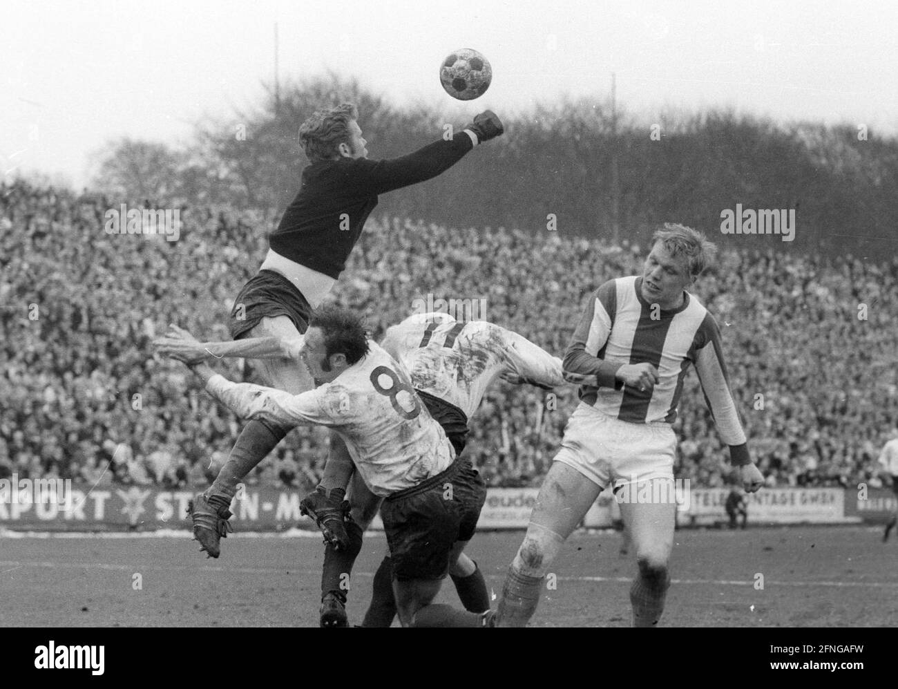 Regionalliga Ouest 1969/70. ETB Schwarz-Weiß Essen - Arminia Bielefeld 0:1/12.04.1970. Le gardien de but Gerd Siese se termine par deux joueurs d'Essen. Sur la droite: Horst Wenzel (les deux Arminia). [traduction automatique] Banque D'Images