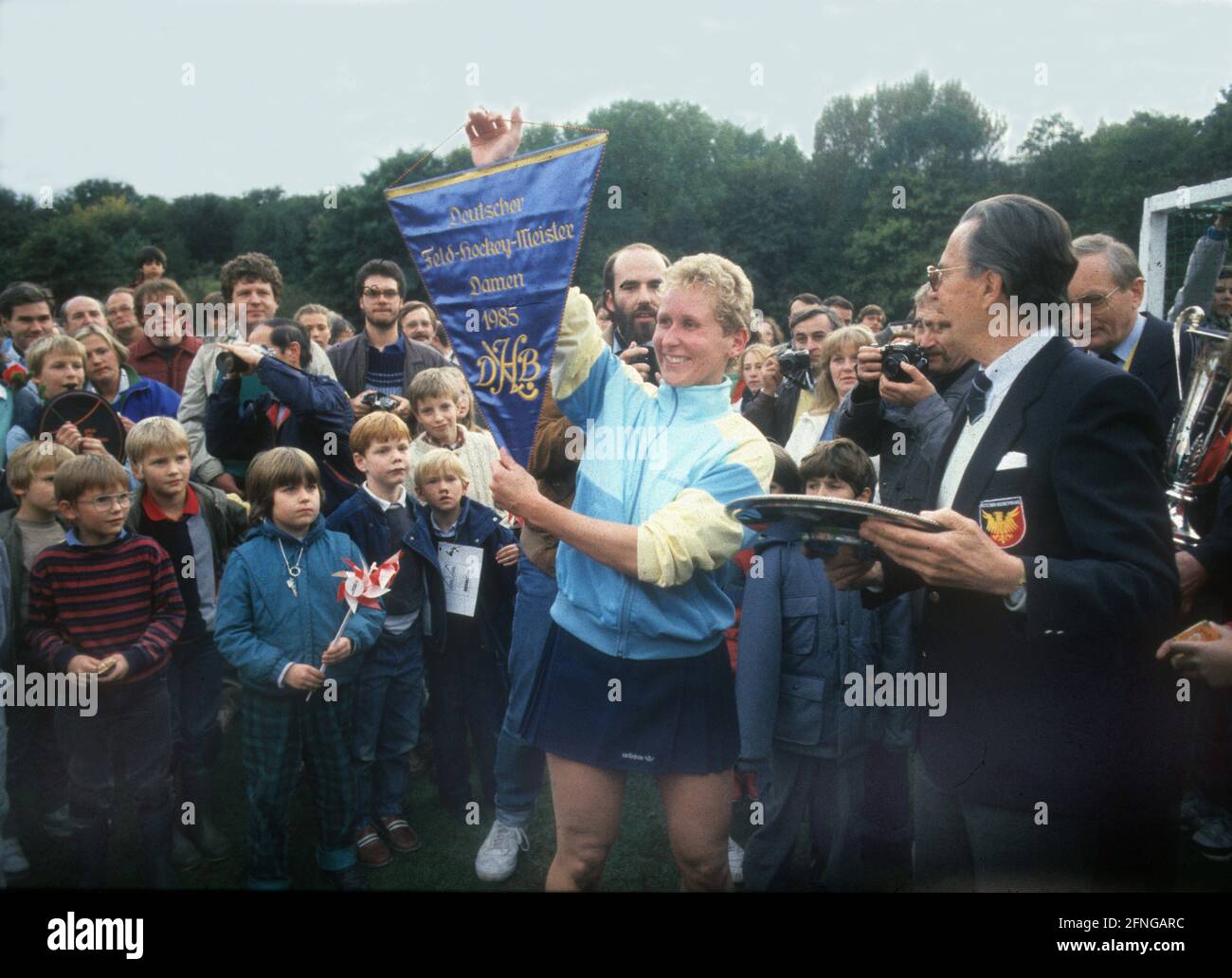 Finale du championnat allemand de hockey féminin sur gazon. Blau-Weiß Köln - RTHC Leverkusen 1:3 n.V./19.10.1985 à Cologne. Susi Schmid (LEV) présente le pennant de championnat. [traduction automatique] Banque D'Images