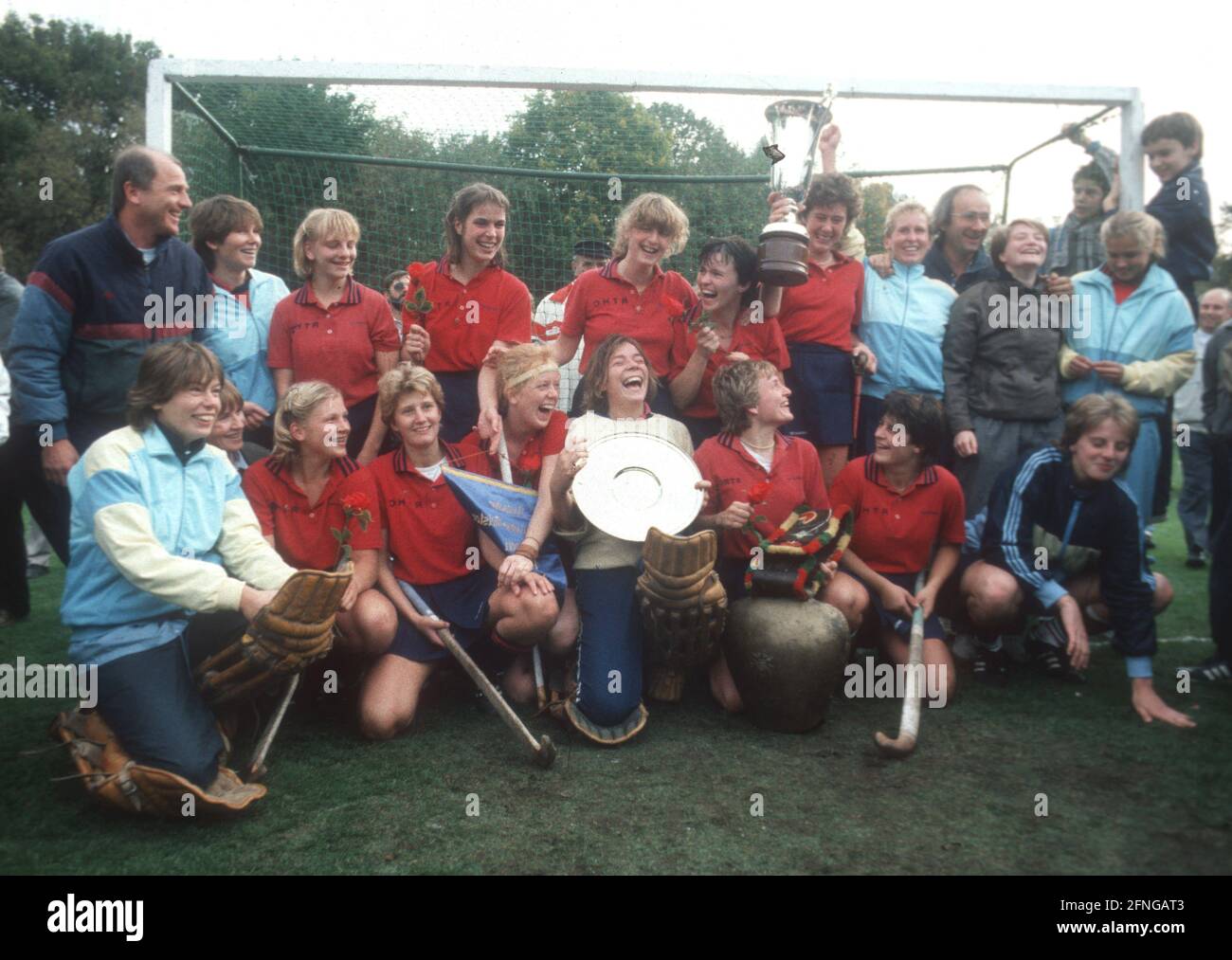 Finale du championnat allemand de hockey féminin sur gazon. Blau-Weiß Köln - RTHC Leverkusen 1:3 n.V./19.10.1985 à Cologne. Équipe RTHC Leverkusen avec coupe et trophée de championnat. [traduction automatique] Banque D'Images