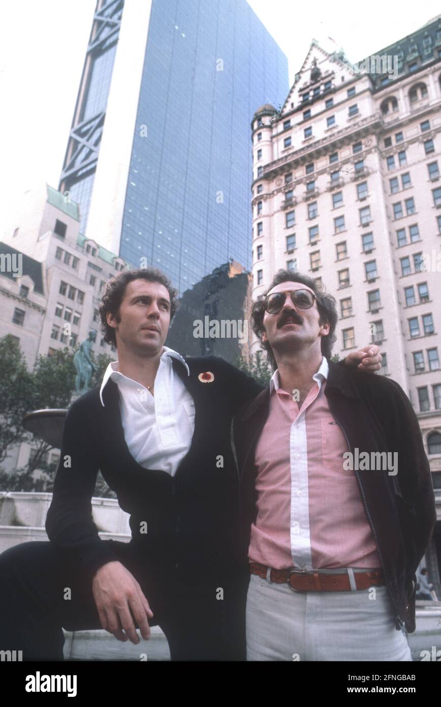 Franz Beckenbauer, lors de son transfert à Cosmos New York, en visite avec son frère Walter, Manhattan 30.09.1977. [traduction automatique] Banque D'Images