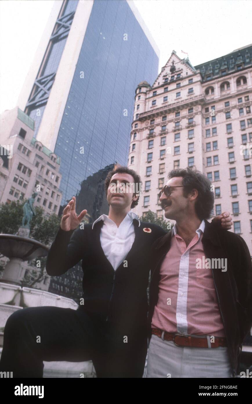 Franz Beckenbauer, lors de son transfert à Cosmos New York, en visite avec son frère Walter, Manhattan 30.09.1977. [traduction automatique] Banque D'Images