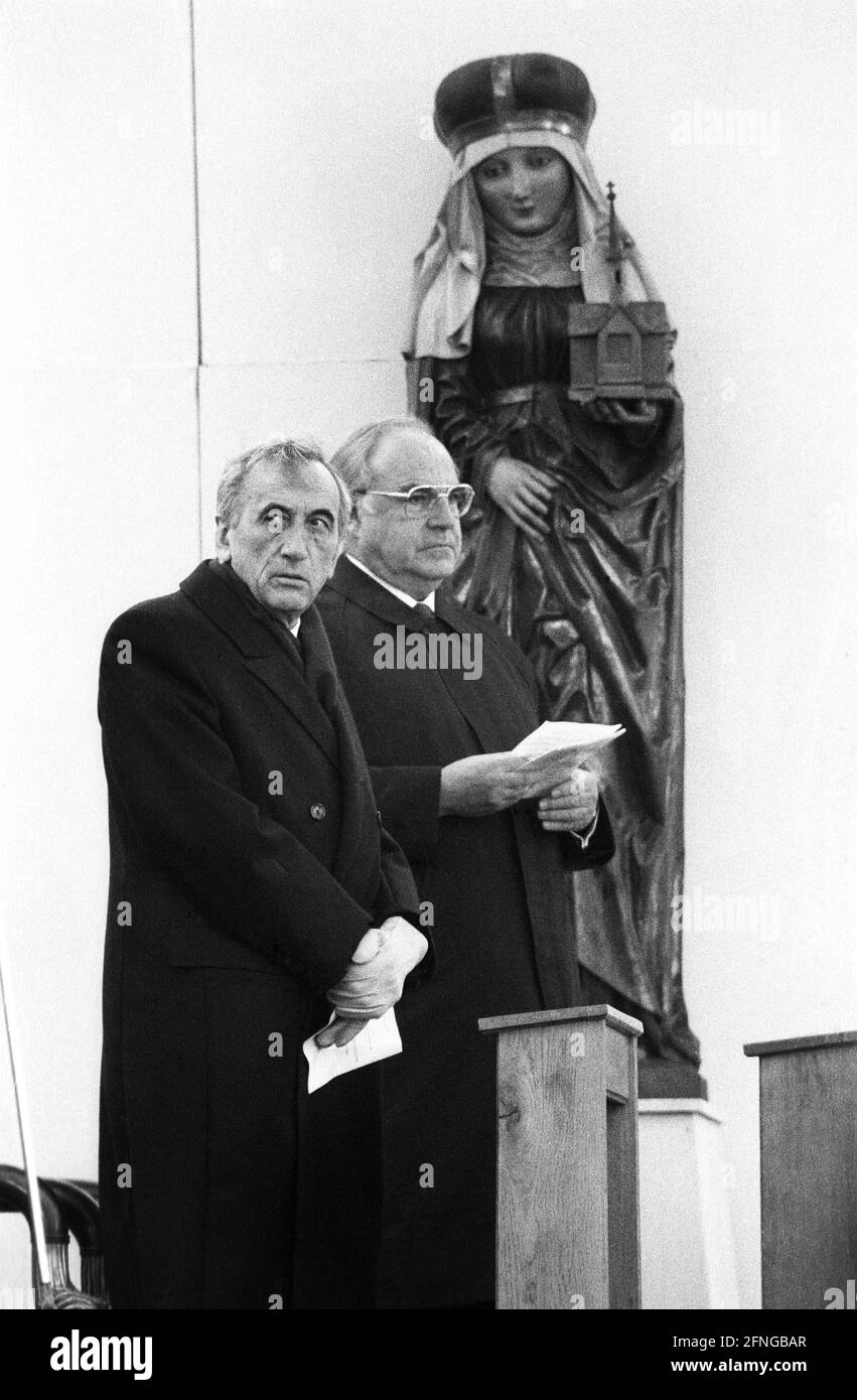Pologne, Kreisau, 09.11.1989. Archive No: 11-11 du 9 au 14 novembre, le chancelier Kohl a visité la République populaire de Pologne photo: Le chancelier Helmut Kohl et le Premier ministre Tadeusz Mazowiecki ont participé à un service religieux à Kreisau. [traduction automatique] Banque D'Images