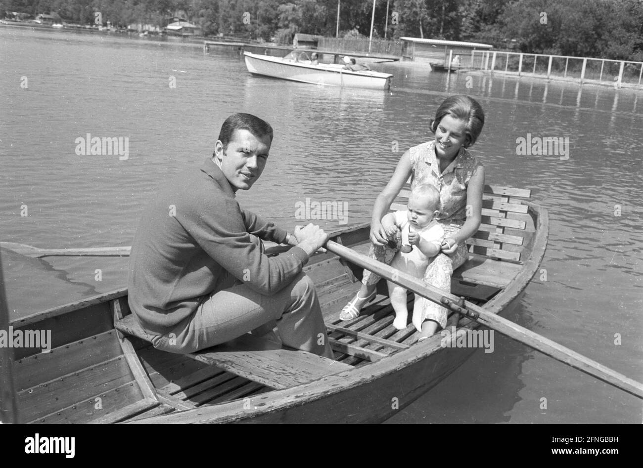 Franz Beckenbauer avec son épouse Brigitte et son fils Michael 1967 au Woerthersee dans un bateau à rames 01.07.1967 (estimation). copyright seulement pour des buts journalistiques ! [traduction automatique] Banque D'Images