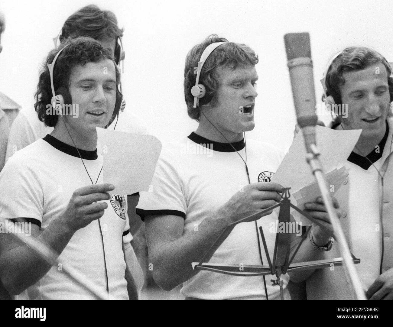 L'équipe nationale allemande de football enregistrement dans le studio. Depuis la gauche : Franz Beckenbauer, Sepp Maier et Hans-Georg Schwarzenbeck. 27.08.1973. [traduction automatique] Banque D'Images