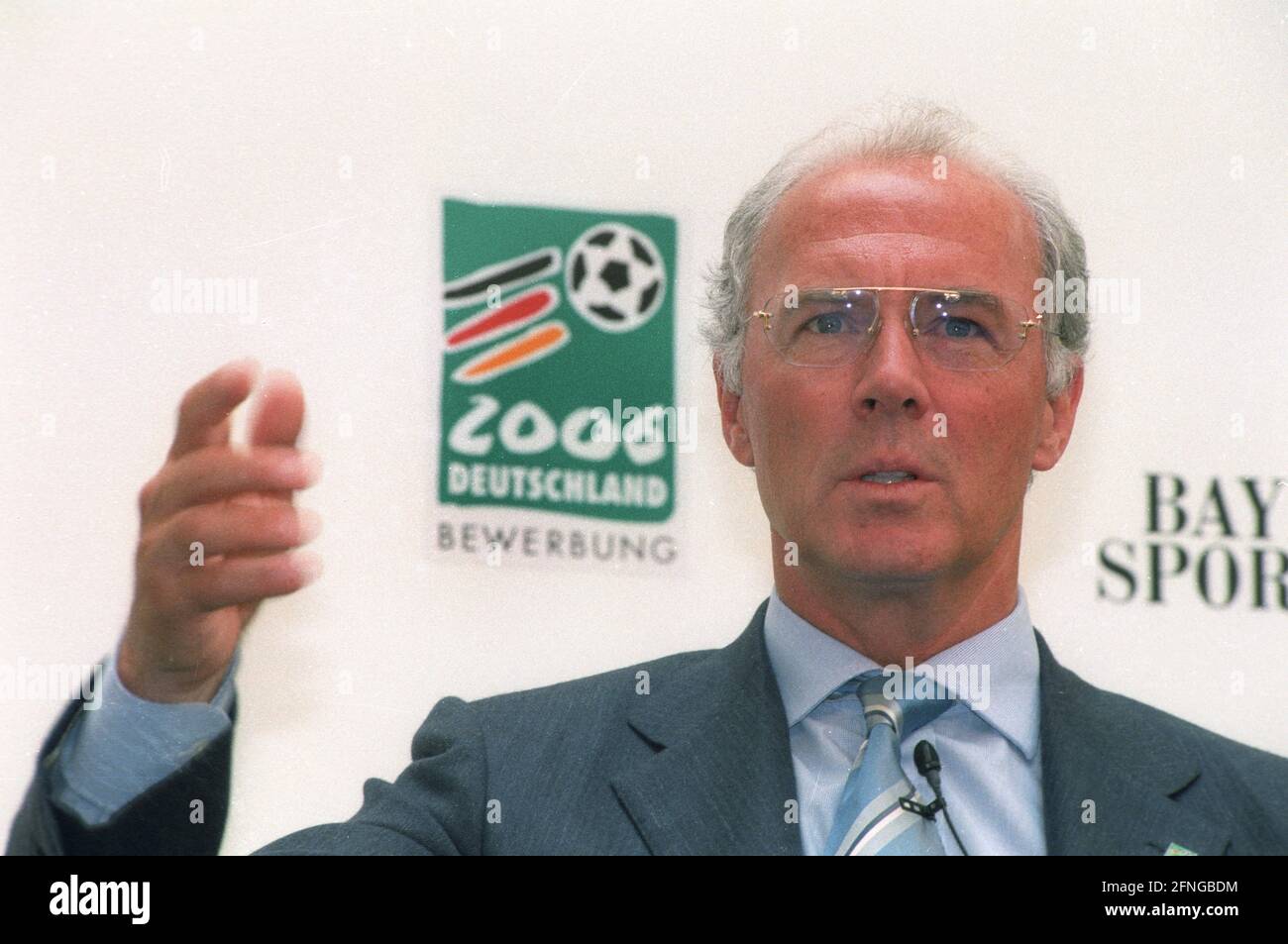 Conférence de presse pour la coupe du monde 2006 le 04.06.1999 à Leverkusen Franz Beckenbauer. [traduction automatique] Banque D'Images