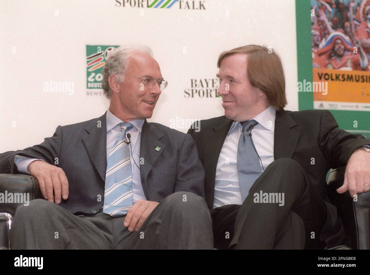 Conférence de presse pour la coupe du monde 2006 le 04.06.1999 à Leverkusen. Franz Beckenbauer (à gauche) et Günter Netzer. [traduction automatique] Banque D'Images