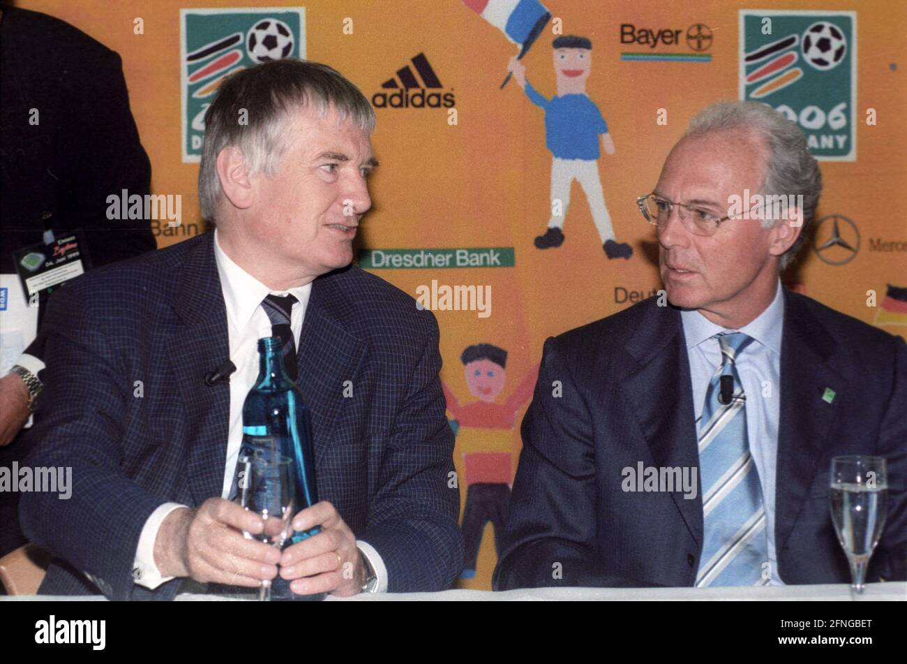 Conférence de presse pour la coupe du monde 2006 le 04.06.1999 à Leverkusen Franz Beckenbauer (à droite) et ministre fédéral de l'intérieur Otto Schily. [traduction automatique] Banque D'Images