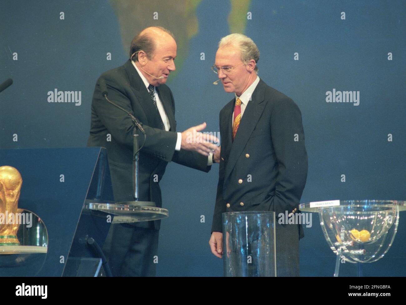Tirage au sort pour la coupe du monde 1998 à Marseille 04.12.1998. Le président de la FIFA, Sepp Blatter, et Franz Beckenbauer. [traduction automatique] Banque D'Images