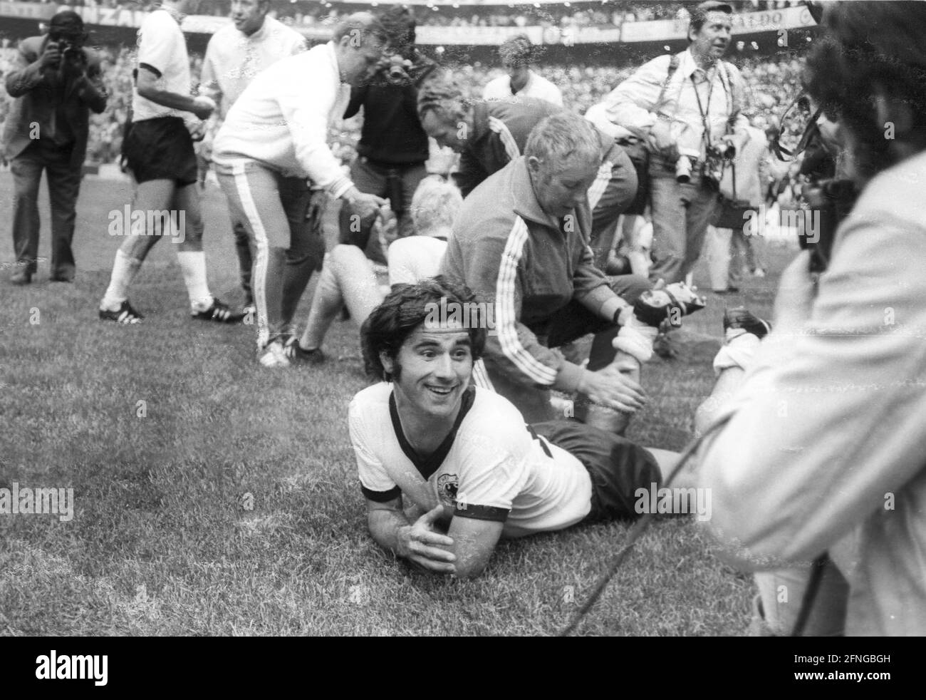 Coupe du monde 1970: Allemagne - Italie 3:4 N.V. on 17.06.1970 à Mexico. L'équipe allemande en pause des heures supplémentaires. En face: GERD Müller (centre) est traité par le masseur Erich Deuser. Pas de version du modèle ! [traduction automatique] Banque D'Images