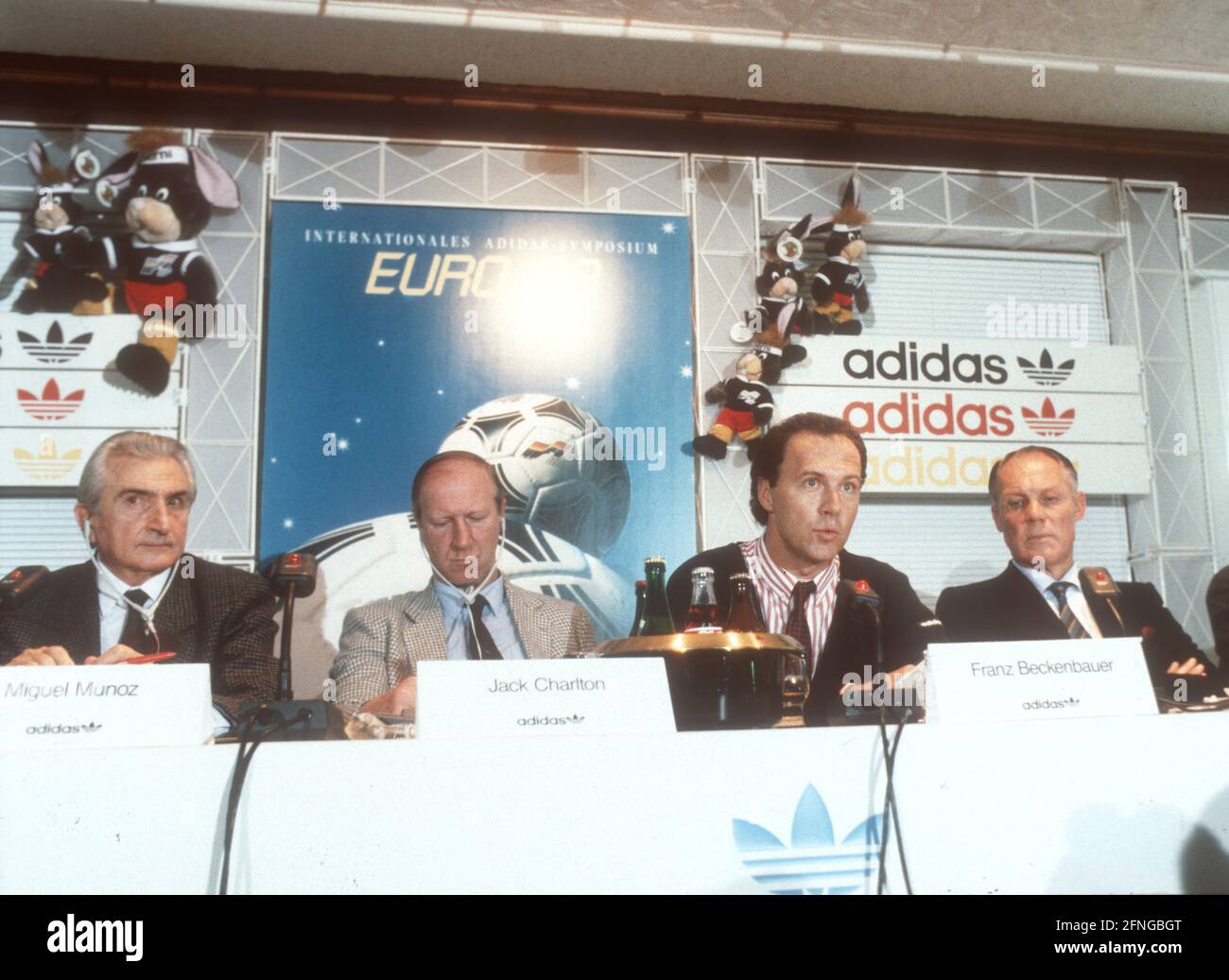 08.06.1988 le Team Manager Franz Beckenbauer (BR Allemagne) prend la parole  au International Adidas Symposium pour le Championnat d'Europe 1988. De  gauche à droite. Miguel Munoz , Jack Charlton, Beckenbauer et Rinus