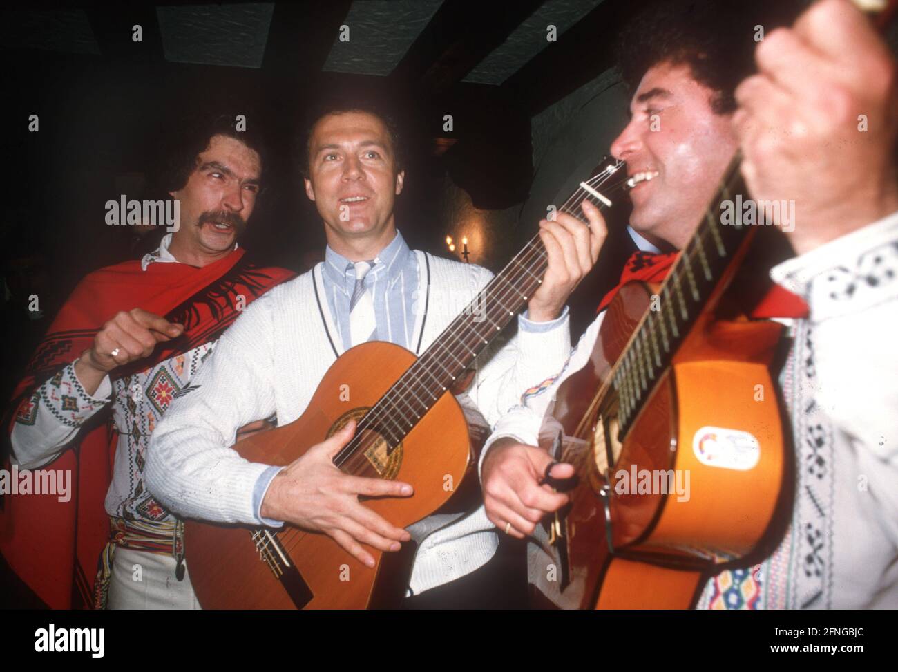 Coupe du monde de football 1986 au Mexique. Franz Beckenbauer (Allemagne), chef d'équipe, avec un groupe de musique mexicain 01.06.1986 (estimation). [traduction automatique] Banque D'Images