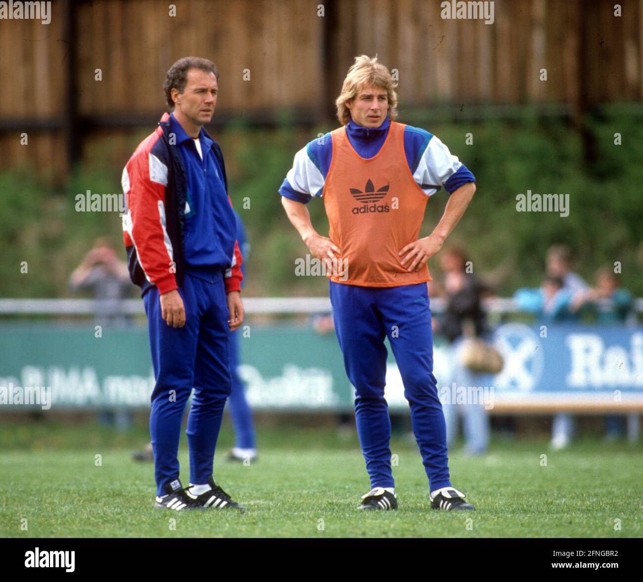 L'entraîneur national Franz Beckenbauer (Allemagne) avec Jürgen Klinsmann 26.04.1989 (date estimée) Copyright pour usage journalistique seulement! Réservé à un usage éditorial ! Copyright pour usage journalistique uniquement ! Réservé à un usage éditorial ! [traduction automatique] Banque D'Images
