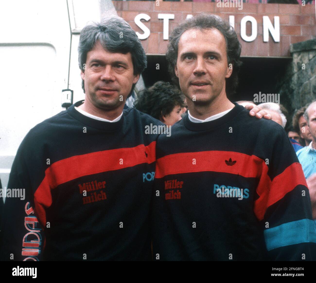 Vieux match international Allemagne - monde onze sur 26.03.1990 à Dresde / Jürgen Sparwaaser et Franz Beckenbauer seulement pour l'usage journalistique! Réservé à un usage éditorial ! Copyright pour usage journalistique uniquement ! Réservé à un usage éditorial ! [traduction automatique] Banque D'Images