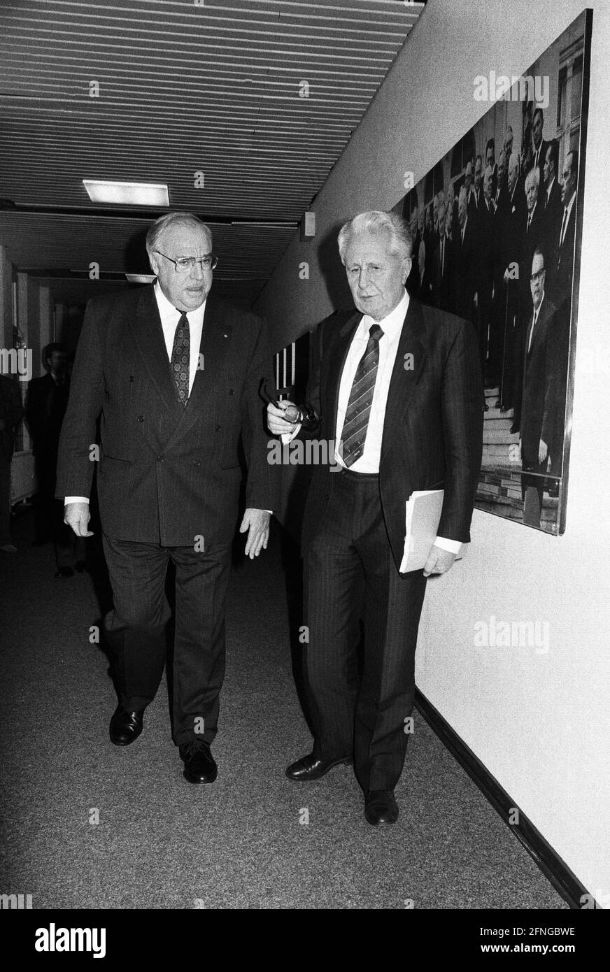 Allemagne, Bonn, 28.01.1990. Archive No.: 12-55-23 Elephant Round dans le studio ZDF pour l'élection d'Etat en Sarre photo: Le président de la CDU Helmut Kohl et le président du SPD Hans-Jochen Vogel [traduction automatique] Banque D'Images