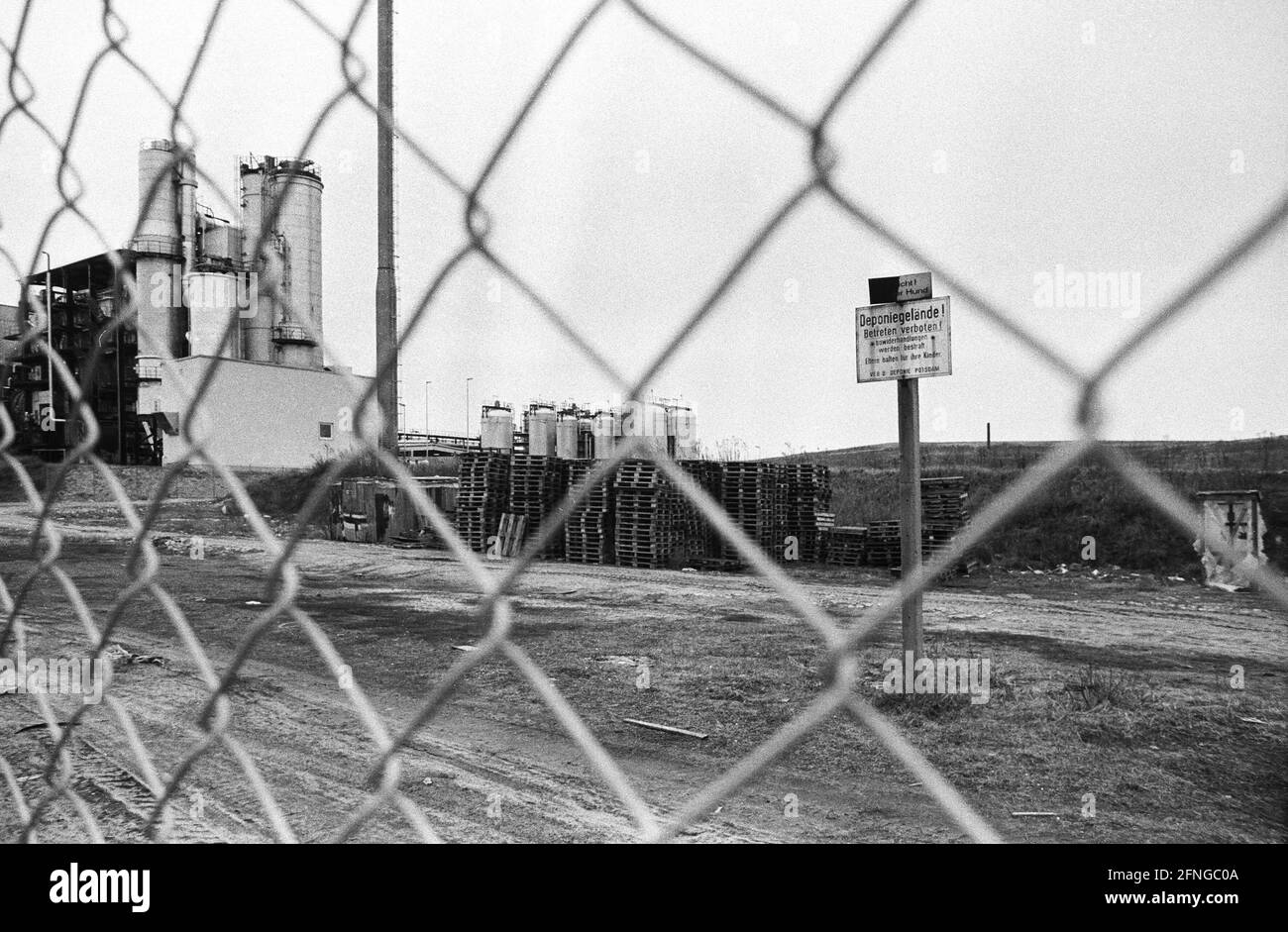 Allemagne, Zossen, 01.02.1989. Archive-No.: 12-36 décharge spéciale de déchets Plan Schoenicher photo: Les déchets étaient une entreprise lucrative même au temps du mur. Entre 1974 et 1994, cinq millions de tonnes de déchets de Berlin-Ouest ont été reversés à la décharge de Schoeniche près de Zossen, c'est-à-dire sur le territoire de l'ancienne RDA. [traduction automatique] Banque D'Images