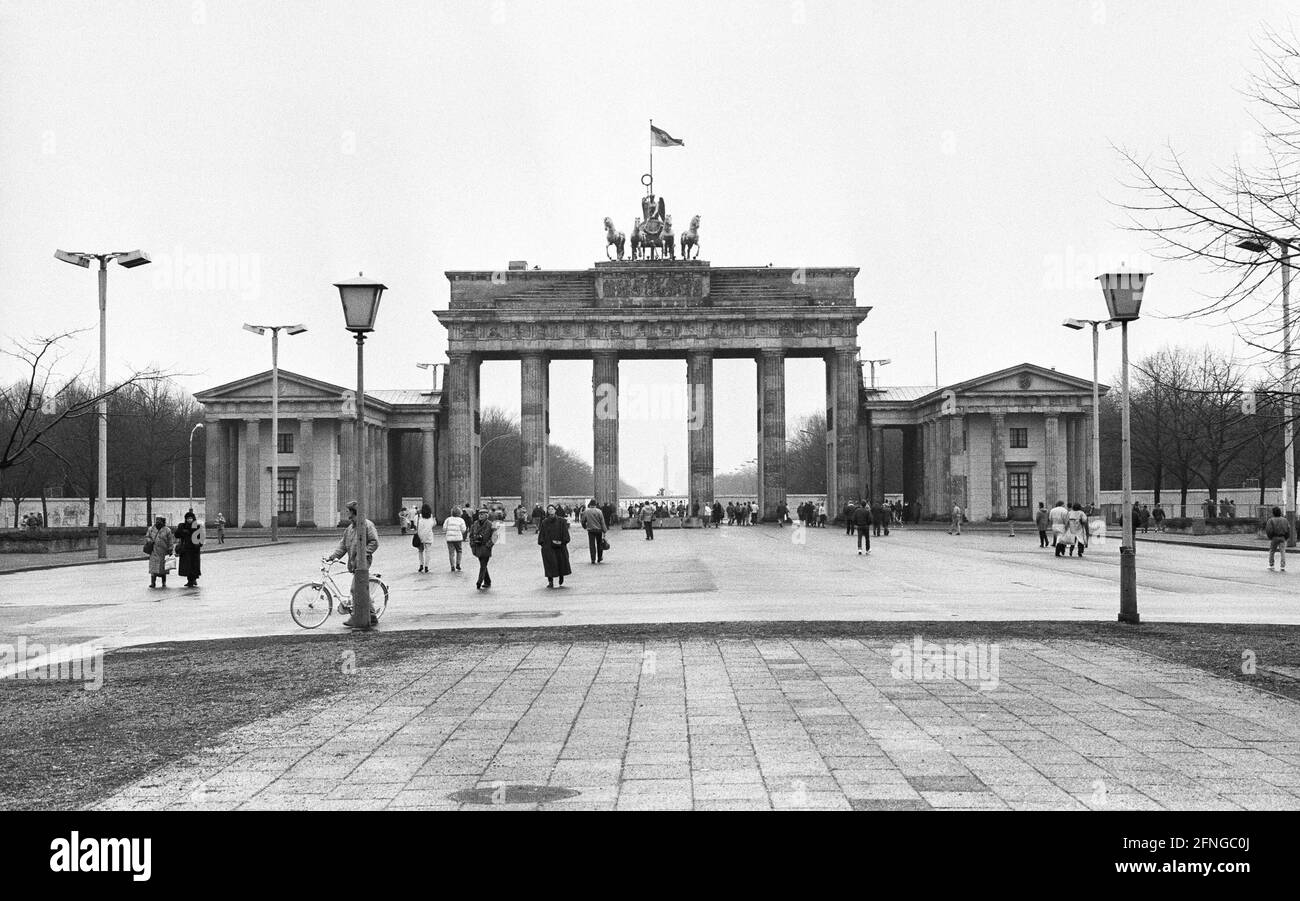 Allemagne, Berlin est, 11.01.1990. Archive-No.: 12-05-16 28 ans après la construction du mur, la porte de Brandebourg a été rouverte pendant le changement politique dans la RDA le 22 décembre 1989, aux acclamations de plus de 100,000 personnes. Les barrières ont ensuite été complètement supprimées. Photo: La porte de Brandebourg vue de Berlin-est [traduction automatique] Banque D'Images