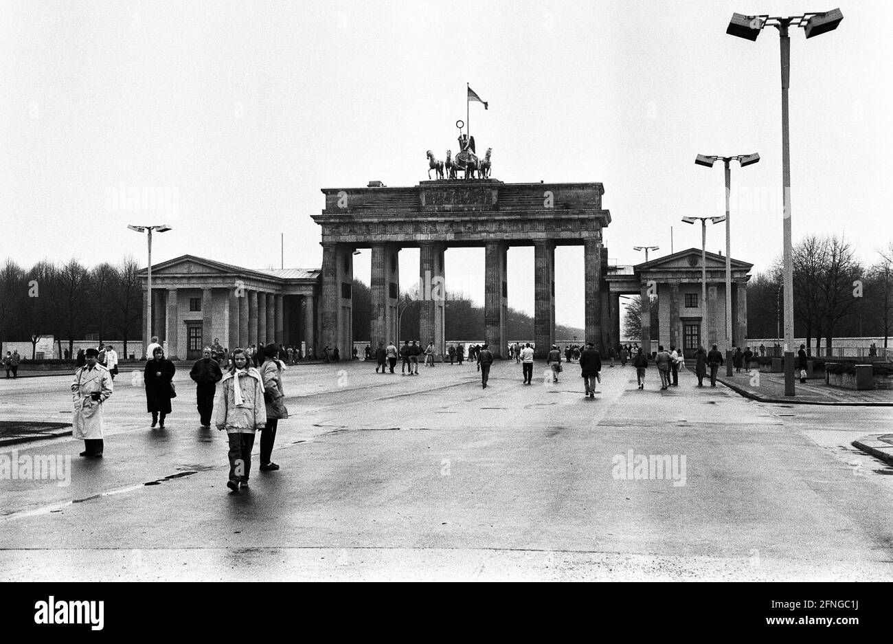 Allemagne, Berlin-est, 11.01.1990. Archive-No.: 12-05-10 28 ans après la construction du mur, la porte de Brandebourg a été rouverte pendant le revirement politique dans la RDA le 22 décembre 1989 aux acclamations de plus de 100,000 personnes. Les barrières ont ensuite été complètement supprimées. Photo: La porte de Brandebourg vue de Berlin-est [traduction automatique] Banque D'Images