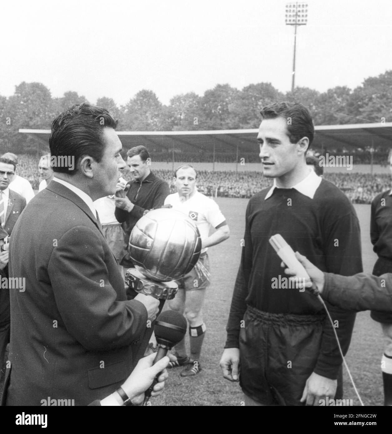 Borussia Dortmund - Hamburger SV 2:2 on 01.10.1965 gardien de but Hans Tilkowski honoré par Friedebert Becker comme footballeur de l'année [traduction automatique] Banque D'Images