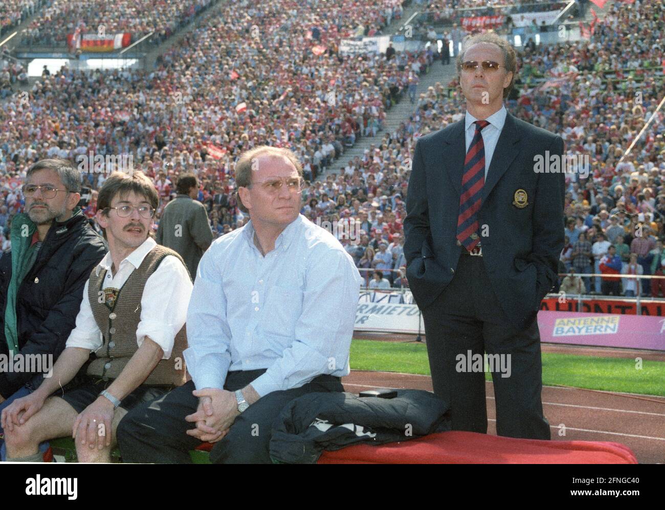 FC Bayern München - FC Schalke 04 2:0/07.05.1994. L'entraîneur Franz Beckenbauer (FC Bayern München/debout) à côté de: Manager Uli Hoeneß. [traduction automatique] Banque D'Images